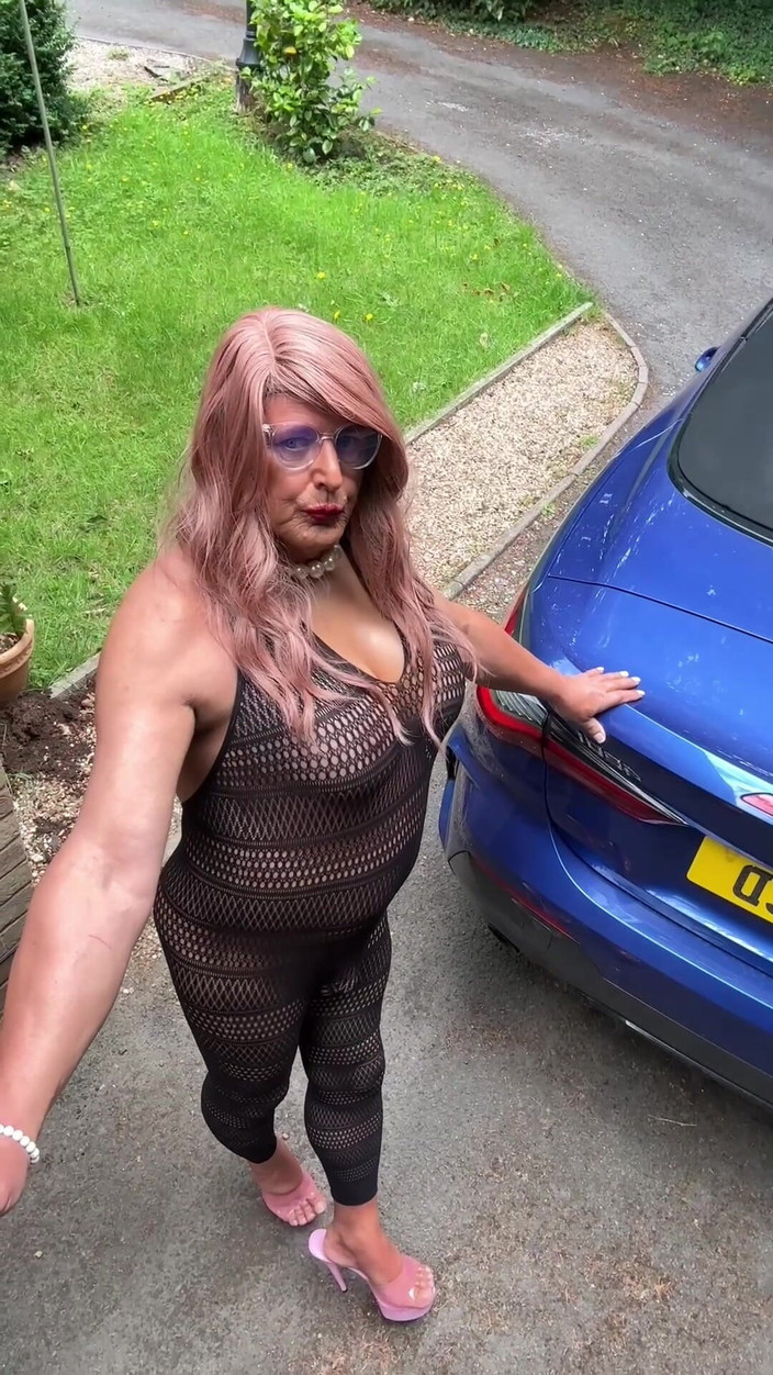 Kellycd2022: 穿着性感黑色紧身连衣裤和高跟鞋的性感 Crossdresser Kellycd2022