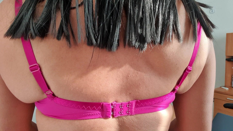Only bras: Rosa BH bröst smeker