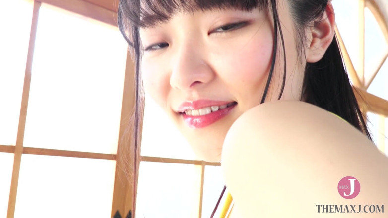 Tokyo Bikini College: Nieśmiała azjatycka dziewczyna w żółtym stroju kąpielowym pozuje przed kamerą, aby...