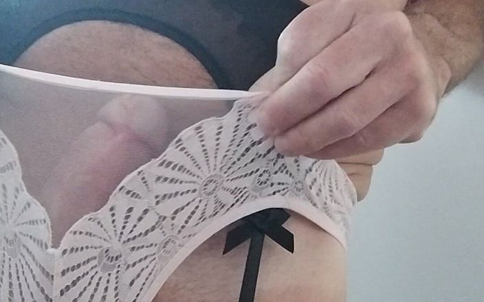 dragontrainer5: Strip-tease travesti pour afficher sa nouvelle culotte rose et son...