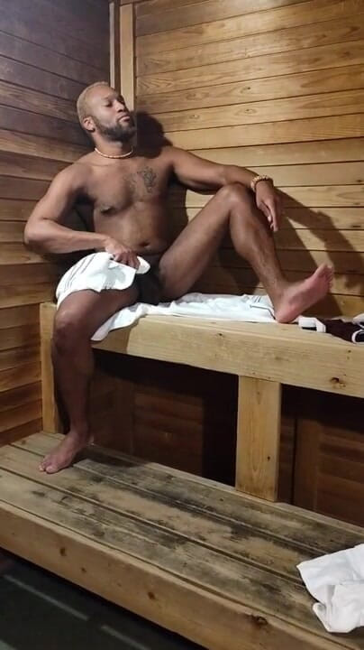 Kennie Jai: 사우나를 재미있게 하는 Kennie Jai Hav