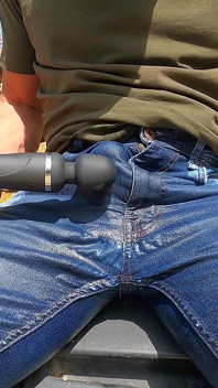 Meine jeans benetzen und meinen schwanz mit vibratoren necken