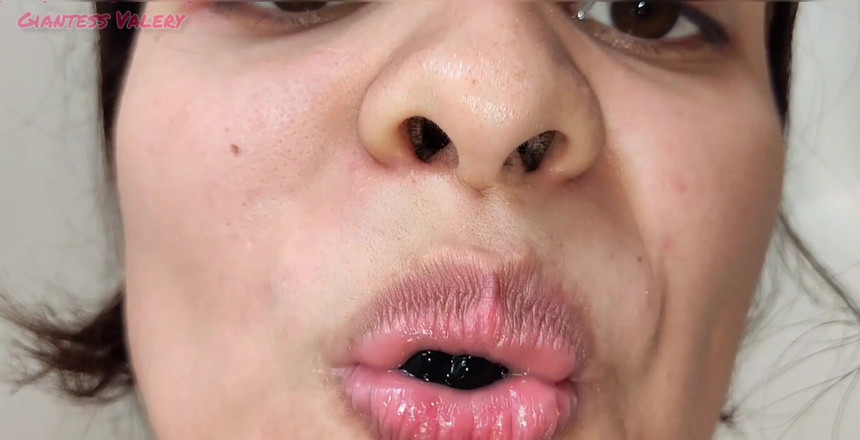 Giantessvalery: Chutné plecháky! Jak by jim chutnalo lépe? Se zadkem, kundičkou...