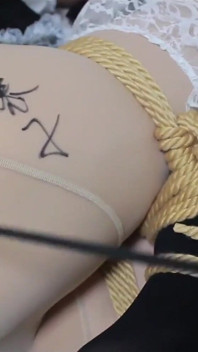 Mengikat wanita kecil yang lascivious