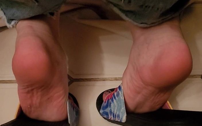 On cloud 69: Podeszwy moich stóp w klapkach podczas przygotowania wanny