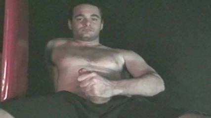 Gaybareback: 这个男人喜欢自动自慰