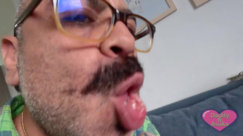 Daddy and Asuka: Asuka和爸爸在沙发上互相玩耍和吮吸