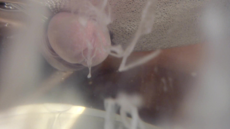 Wankulator Movies: Underwater closeup cumshot by Wankulator