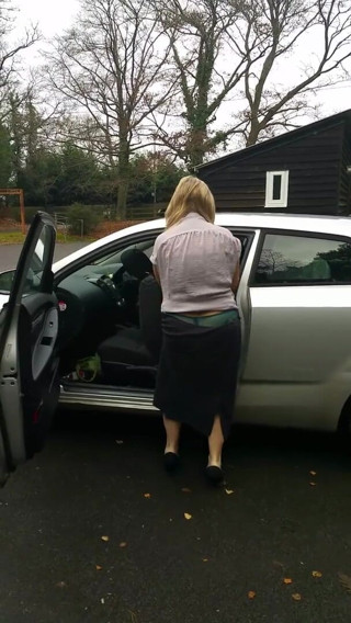 Julie Cunningham: Julie Cunningham se déshabille dans la nature sur le parking