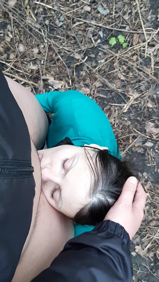 Lesbian-candys: En el bosque frío su lengua calienta mi coño con...