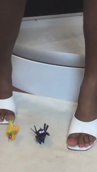 Black Princess menghancurkan angka tindakan anda dan kencing di atasnya!