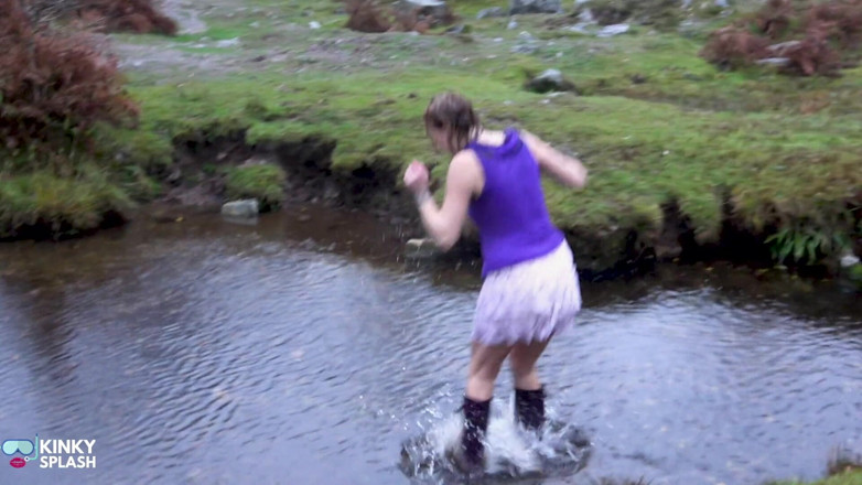 UKCuteGirl Lucy Lauren: Welly Sploshing în cizme și fără chiloți!