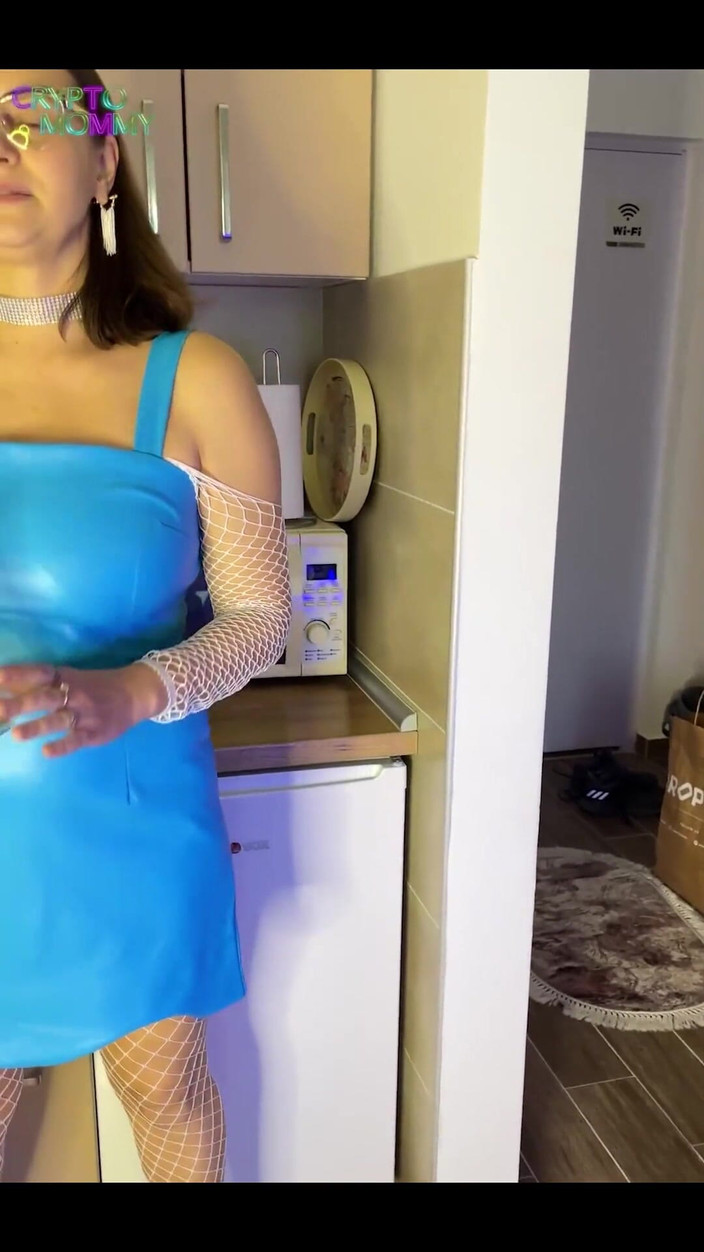 Crypto mommy: Look at Me While I Am Pissing