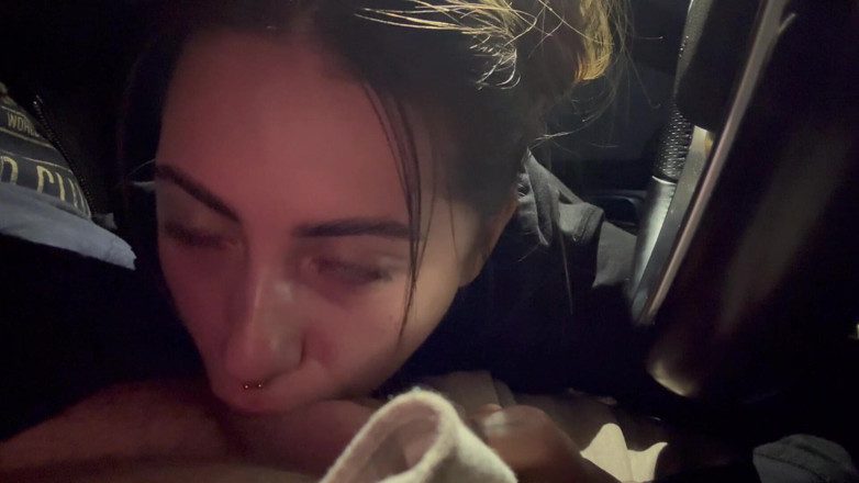 Raxxxbit: 彼女は車を止めて、私に精液をしゃぶってほしいと言いました