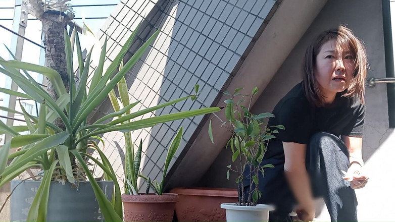 Mayumi Kanzaki: Kencing Di Tanaman Pot