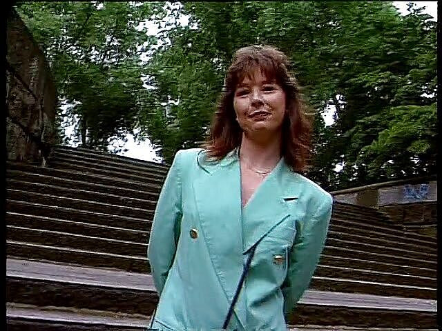 Lucky Cooch: आउटडोर साक्षात्कार में सुंदर काले बाल वाली महिला