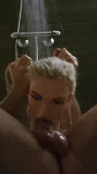 Throatpie under the shower