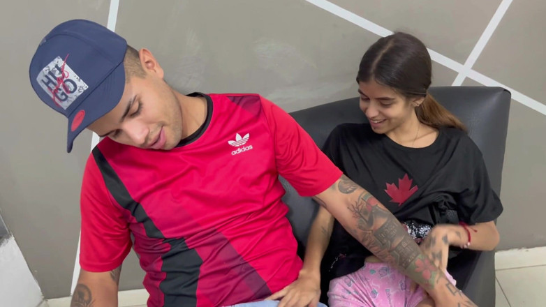 SaritaHott: ฉันอยู่ในห้องนั่งเล่นบ้านตัวเอง รอพี่ชายเลี้ยงมาเย็ดฉัน รีโก้