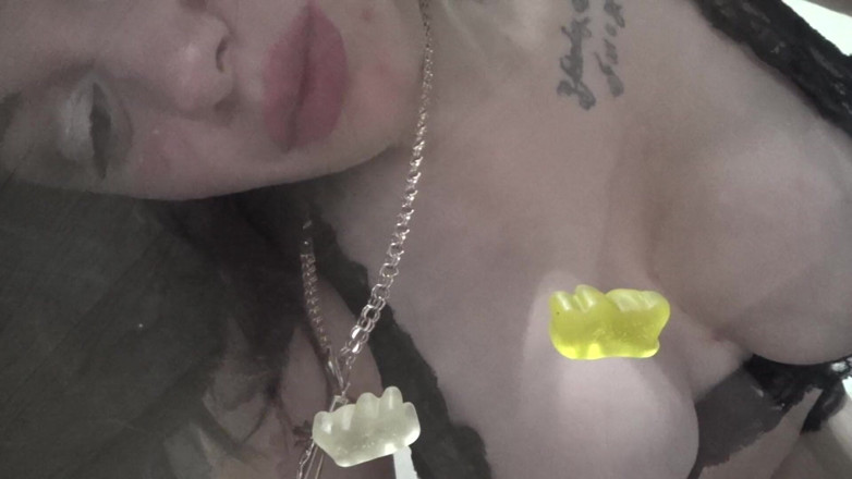 Goddess Misha Goldy: Jedzenie gummies From the Glass!