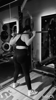 Anna spor salonunda antrenman yapıyor