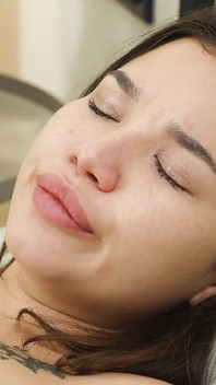 Brunetă drăguță Marika Sherman într-un orgasm ocazional, singură acasă