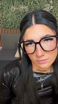 Fumând cu sex oral adânc în gât, neglijant, în ținută de latex