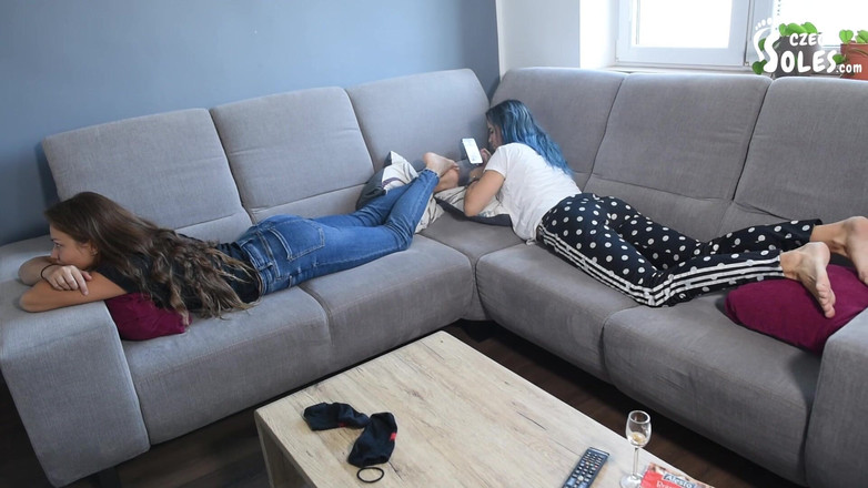 Czech Soles - foot fetish content: Două surori vitregere cu picioare mirositoare gâdilate