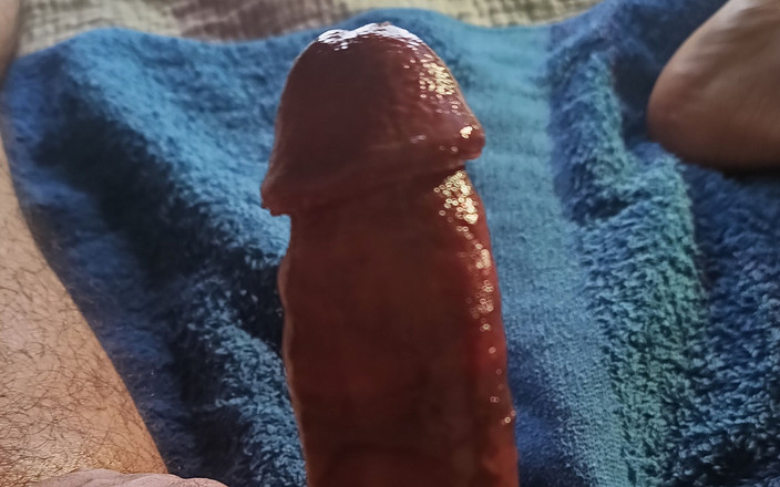 Tommhot: Der behaarte junge masturbiert und spielt mit seinem unbeschnittenen schwanz...