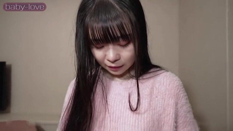 Asian cutie: Зухвала подруга з чорним волоссям. Дзвонить своєму хлопцеві в середині сцени, а потім все одно кремпай