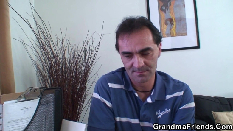 Granny Sluts: Colier pentru doamna de la HR