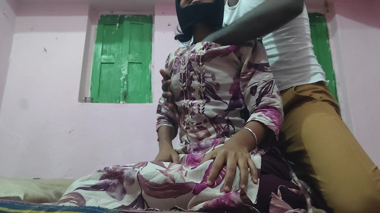 Riya babe: 印度十几岁的婊子女孩与邻居发生性关系。前后重口味性爱