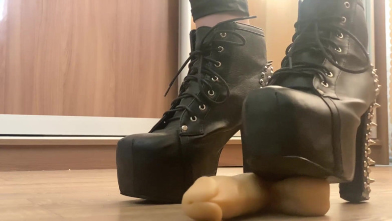 Hairypussyangel: Hukuman kontol dewi majikan dengan sepatu hak tinggi metal kulit