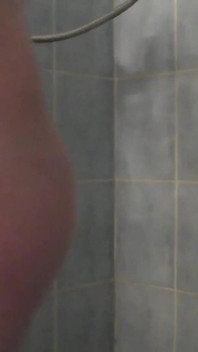Il joue avec mon cul parfait dans la salle de bain et la douche