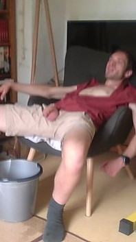 Bator Caveman piscia e si gode la sua caverna-virilità