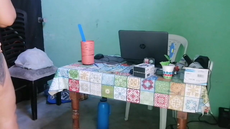 Adribella69: Aku melihat ibu tiriku dengan pantat bahenolku yang punya cara...