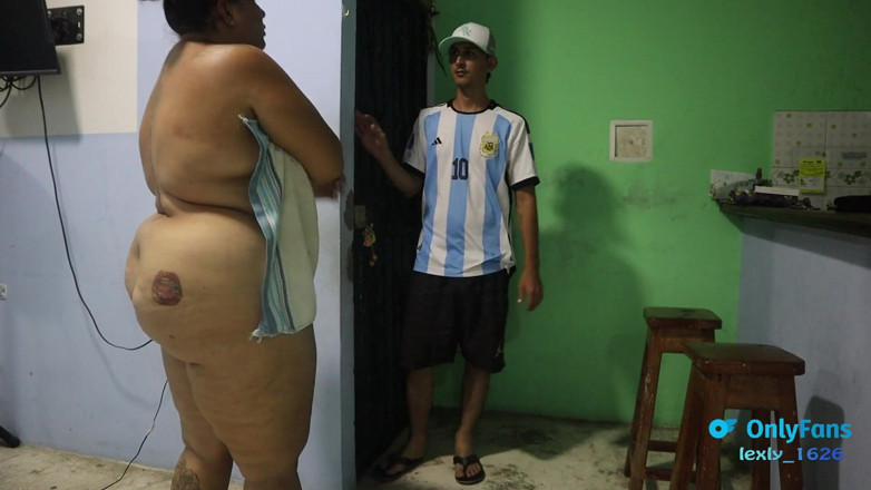 Lexly_16: Lexly_16 neukt de vriend van haar vriendje als hij niet...