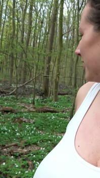 Kathy, BBW allemande mature pulpeuse, séduit profondément pour lui sucer la bite dans un lieu public