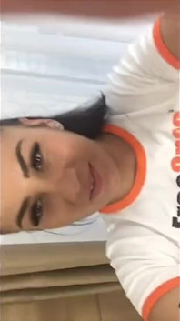 Kočička Helen Star s obrovskými kozami dělá selfie a poskakuje prsa