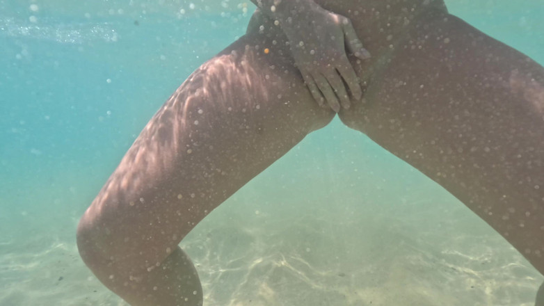 Emma Voyeur: Naked in Paradise - Underwater Ocean Playtime