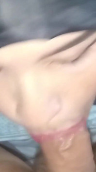 丰满的阿拉伯女孩在她的阴户里接受了大量精液