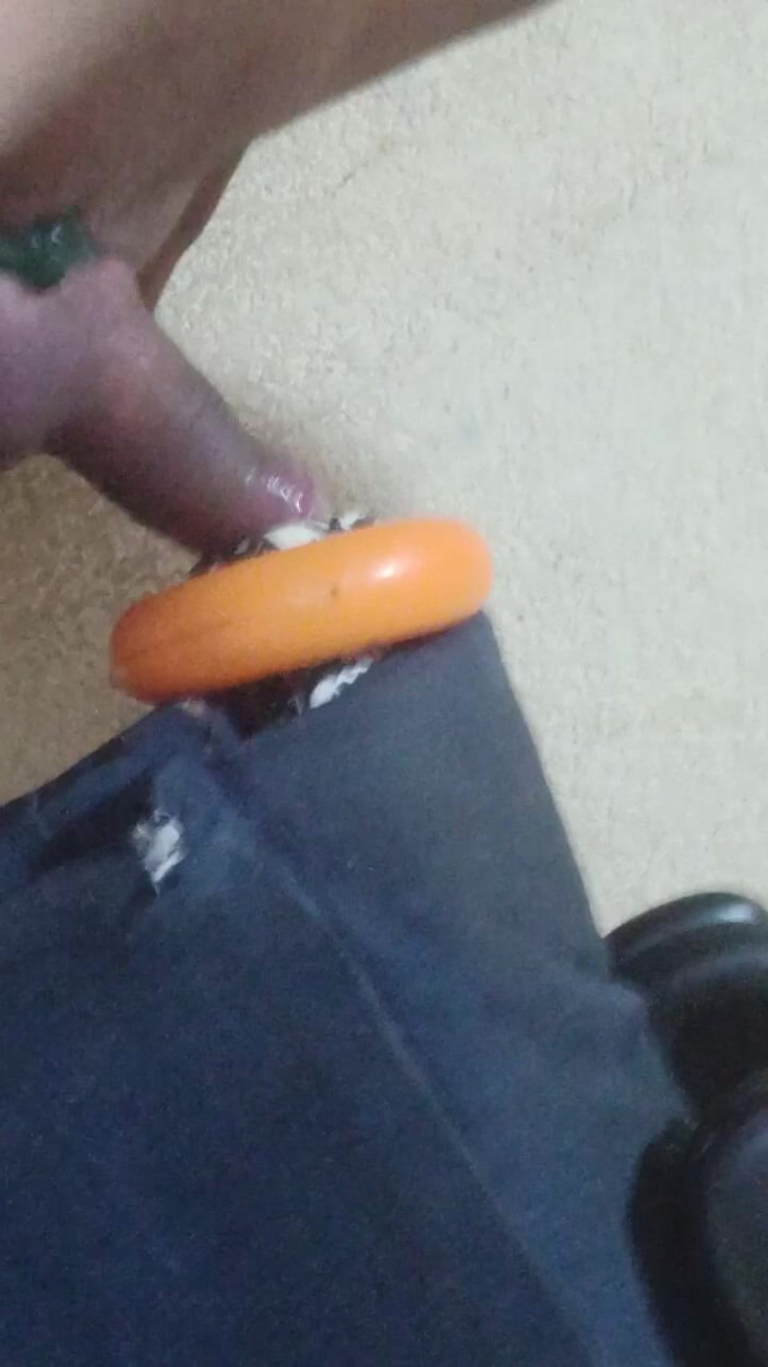 Red lait: Ragazzo magro si masturba a casa