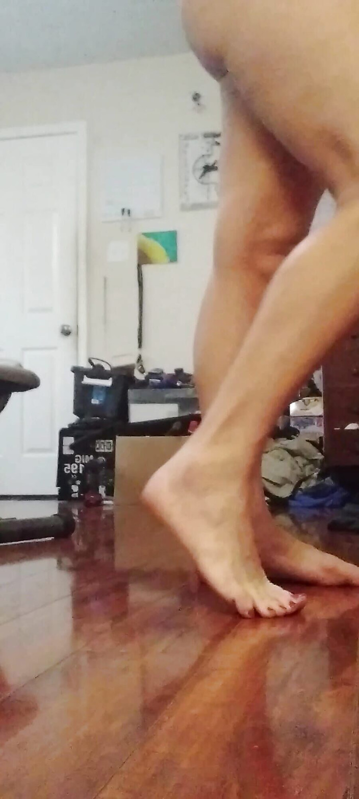 MrLeggs: Lima menit kaki indah, pantulan pantulan di cermin, dan membelai...