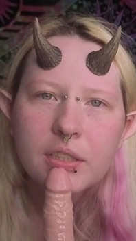 Une femdom tiefling te suce et te baise l’âme