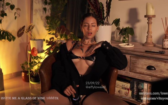 Effy Loweell studio: Mooi instagram-model gekleed op een gewaagde manier voor jou masturbeert...