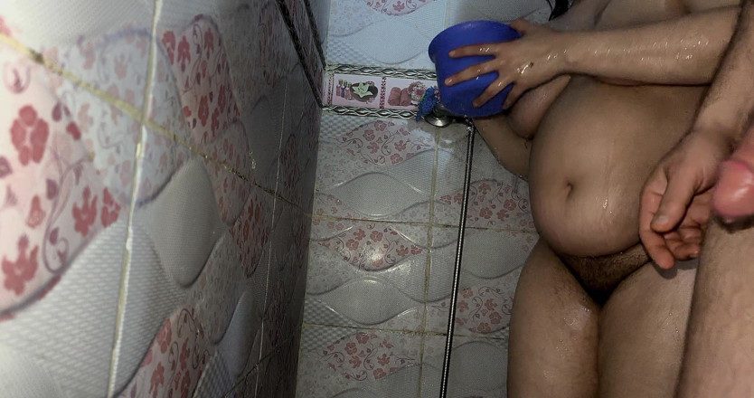 Moroccancouple: Scopando Una MILF Egiziana Arrapata in Un Caldo Bagno Di...