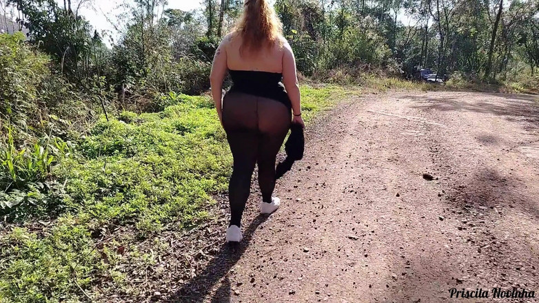 Priscila: パンティーを着ずに薄手のパンツを履いて通りを歩いている継母