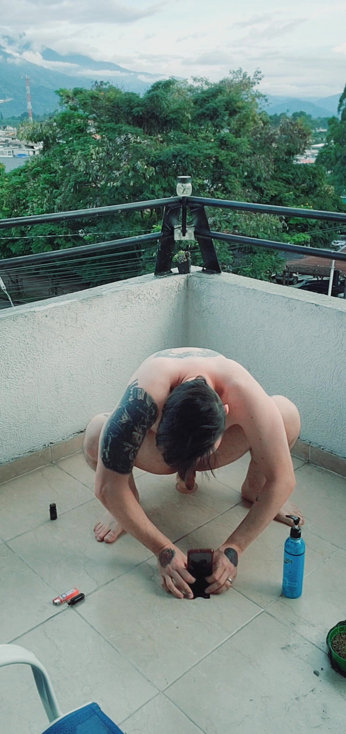SlutClosetedfag: Ngentot kilat pakai dildo di balkon