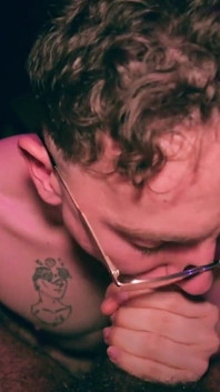 Красивий twink Ніколя Муччі робить неохайний глибокий мінет, їдять сперму великому необрізаному члену Каміло Брауна