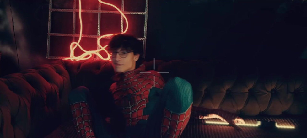 HotDogs studio: Kostým Spider-Mana. Chlapec pózuje dole. Kretén