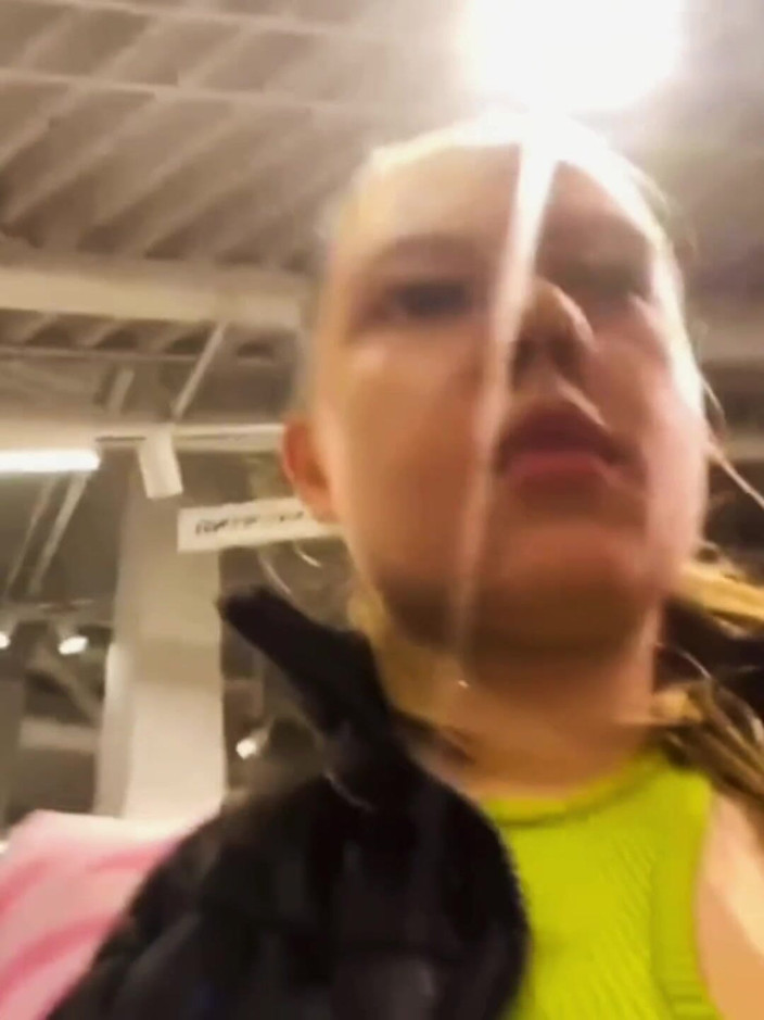 JuiceLussie: Passeggiando con il vibratore nella figa